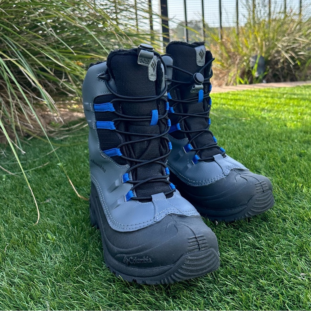 Columbia Bugaboot Celsius Snow Boot Size 7 Big Kid Shark/Bright Indigo color